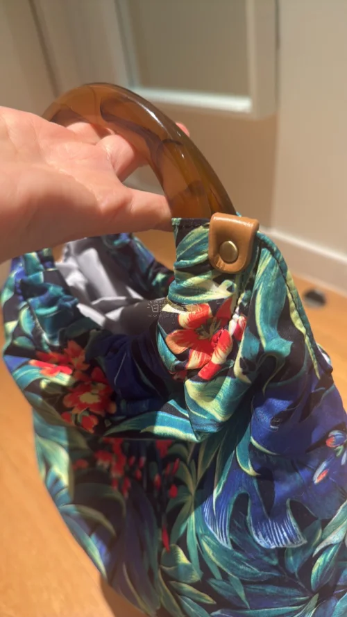 第一次买饰品还买了个包包，以为会很久了，没想到太超值了，非常适合海边度假?️，包包的手柄很有质感，做工考究！赞?