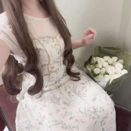 终于拿下这条神仙小裙子！✨好清新美丽的碎花裙，穿上也很舒服，很好的料子哦。完全不会勒腰但是还是可以穿出腰线的感觉诶，好喜欢！！