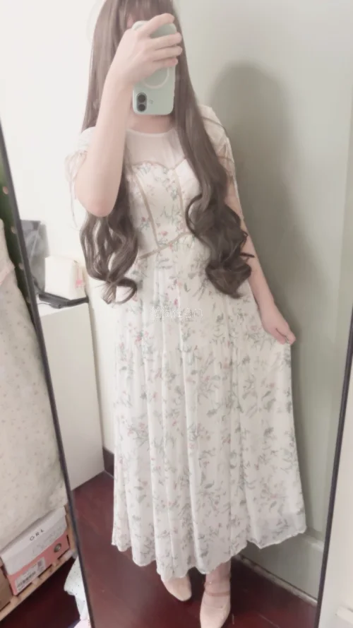 终于拿下这条神仙小裙子！✨好清新美丽的碎花裙，穿上也很舒服，很好的料子哦。完全不会勒腰但是还是可以穿出腰线的感觉诶，好喜欢！！