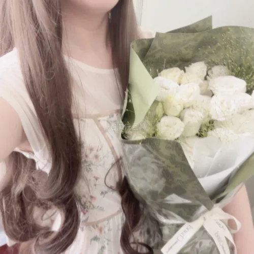 终于拿下这条神仙小裙子！✨好清新美丽的碎花裙，穿上也很舒服，很好的料子哦。完全不会勒腰但是还是可以穿出腰线的感觉诶，好喜欢！！