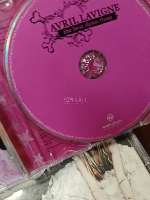 超开心在挖煤姬淘到艾薇儿三张经典日版实体CD?！分别是出道神专《Let Go》、热血摇滚《The Best Damn Thing》以及《Goodbye Lullaby》。中古品相超出预期，歌词内页完整，日版的装帧质感很赞。
一边翻看实体专辑，一边重温Avril的歌，...