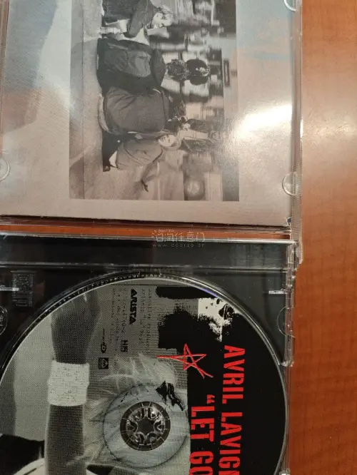 超开心在挖煤姬淘到艾薇儿三张经典日版实体CD?！分别是出道神专《Let Go》、热血摇滚《The Best Damn Thing》以及《Goodbye Lullaby》。中古品相超出预期，歌词内页完整，日版的装帧质感很赞。
一边翻看实体专辑，一边重温Avril的歌，...