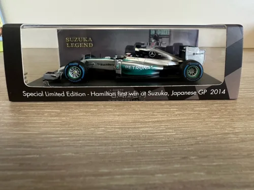 汉密尔顿F1日本铃鹿赛道首胜车模！稀有货，值得等待！价格和运费适中，国内这台车几乎看不到的，还不错！