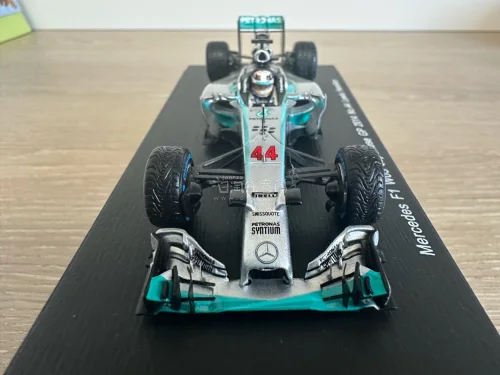 汉密尔顿F1日本铃鹿赛道首胜车模！稀有货，值得等待！价格和运费适中，国内这台车几乎看不到的，还不错！