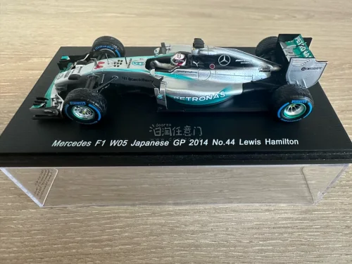 汉密尔顿F1日本铃鹿赛道首胜车模！稀有货，值得等待！价格和运费适中，国内这台车几乎看不到的，还不错！