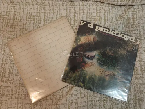 作为常年收藏黑胶的爱好者，这次在挖煤姬一次性入手8张中古LP，包含4张摇滚、3张爵士与1张电影原声，全程售后与转运体验无可挑剔，必须好好分享！平台界面自带中文翻译，浏览煤炉唱片不用再啃日语，每件商品都会清晰标注盘面、封套磨损瑕疵，担心品相还能申请仓库实拍，提前确认唱...