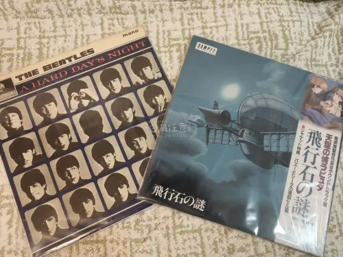 作为常年收藏黑胶的爱好者，这次在挖煤姬一次性入手8张中古LP，包含4张摇滚、3张爵士与1张电影原声，全程售后与转运体验无可挑剔，必须好好分享！平台界面自带中文翻译，浏览煤炉唱片不用再啃日语，每件商品都会清晰标注盘面、封套磨损瑕疵，担心品相还能申请仓库实拍，提前确认唱...