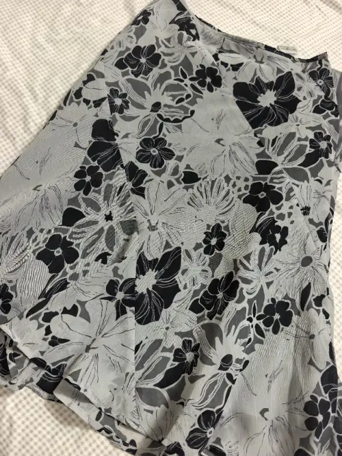 两条裙子版型都很好，面料舒服有质感，印花和刺绣细节精致。日淘转运流程顺畅，包装完好无损，到手很满意，喜欢日系古着的姐妹可以放心入手！
