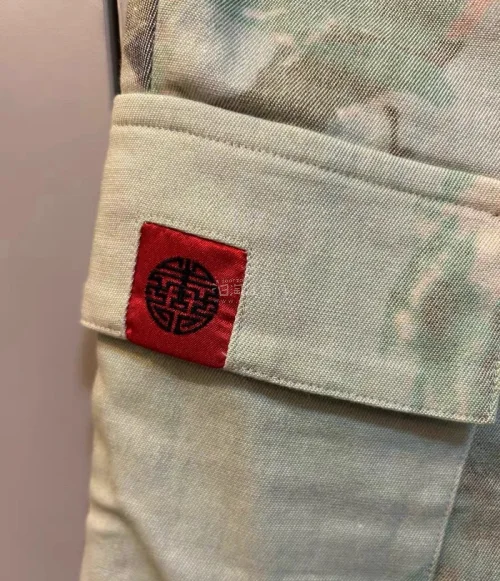 这次入手两件Vivienne Tam谭燕玉中古服饰，体验感超棒！花木印花工装半裤把国画花鸟和工装版型巧妙结合，国风纹样层次丰富，口袋设计实用帅气；龙纹直筒半身裙满印传统龙纹，复古韵味浓厚，版型垂顺修饰身材。两件面料质感都很好，中古单品保存状态良好，细微的岁月痕迹反而...