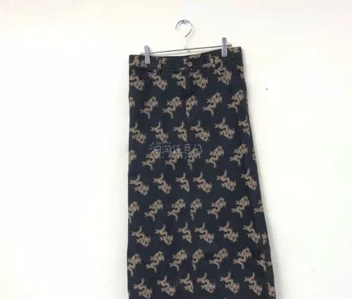 这次入手两件Vivienne Tam谭燕玉中古服饰，体验感超棒！花木印花工装半裤把国画花鸟和工装版型巧妙结合，国风纹样层次丰富，口袋设计实用帅气；龙纹直筒半身裙满印传统龙纹，复古韵味浓厚，版型垂顺修饰身材。两件面料质感都很好，中古单品保存状态良好，细微的岁月痕迹反而...