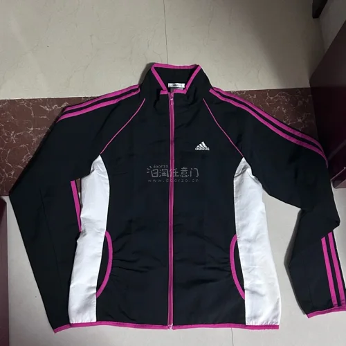 淘的adidas外套到啦！第一次海淘 没想到这么顺利～遇到了很好的卖家很好的平台 让我淘到了喜欢的阿迪外套哈哈 整个秋天都有着落了！物流特别快 在秋天之前穿上了！