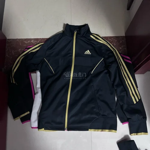 淘的adidas外套到啦！第一次海淘 没想到这么顺利～遇到了很好的卖家很好的平台 让我淘到了喜欢的阿迪外套哈哈 整个秋天都有着落了！物流特别快 在秋天之前穿上了！