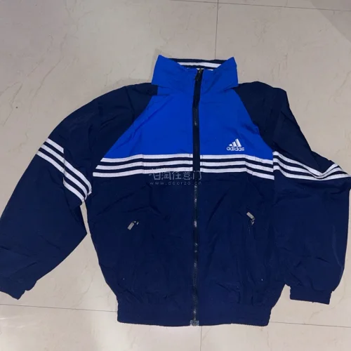 淘的adidas外套到啦！第一次海淘 没想到这么顺利～遇到了很好的卖家很好的平台 让我淘到了喜欢的阿迪外套哈哈 整个秋天都有着落了！物流特别快 在秋天之前穿上了！