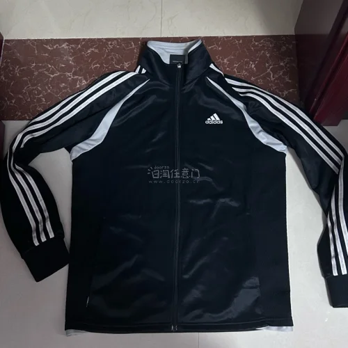 淘的adidas外套到啦！第一次海淘 没想到这么顺利～遇到了很好的卖家很好的平台 让我淘到了喜欢的阿迪外套哈哈 整个秋天都有着落了！物流特别快 在秋天之前穿上了！