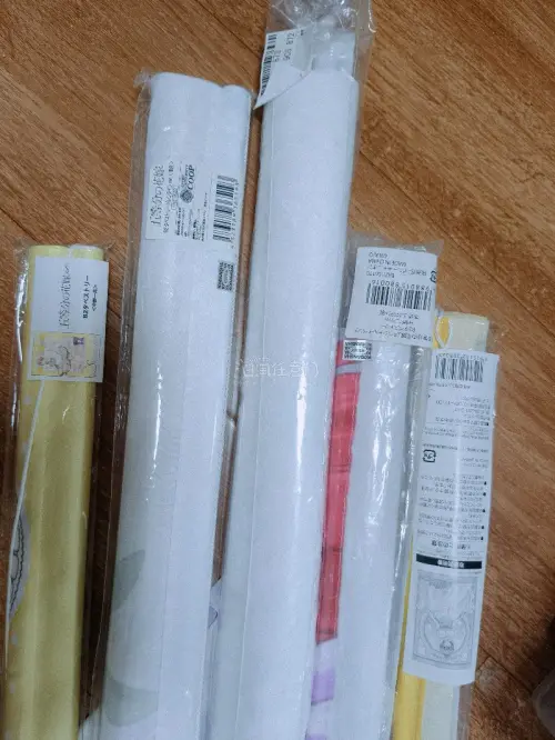 这次这箱买的大多是挂画，想着一起发比较省事。一如既往的快，送到还是六角尖尖。这箱买的jhw的东西出了点问题，挖煤姬也是非常负责的帮我沟通解决了，我将继续追随，挖门信徒੭ ᐕ)੭*⁾⁾