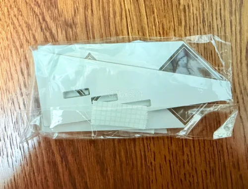 这次海淘收到的亚克力立牌品相特别好，人物印刷清晰，色彩还原度很高，细节做得精致。包装防护到位，整体没有划痕损伤。平台物流稳定，清关也很顺利，从下单到收货体验很不错，能顺利收到心仪的周边太开心了，非常满意这次的购物。