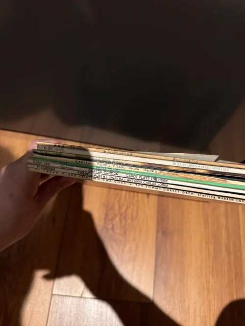 本次又通过日淘任意门购入一些黑胶唱片和 CD， 下单时可以使用免手续费或满减的折扣券， 从购买到入库很迅速， 免费合箱还是控制在 10 个包裹内， 并且选择未保留原始包装。 因考虑到最近天气原因，又选择了箱外气泡膜加固。 本次海运时间正常，三周无税到手。 外箱有轻微...