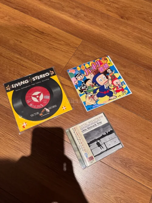 本次又通过日淘任意门购入一些黑胶唱片和 CD， 下单时可以使用免手续费或满减的折扣券， 从购买到入库很迅速， 免费合箱还是控制在 10 个包裹内， 并且选择未保留原始包装。 因考虑到最近天气原因，又选择了箱外气泡膜加固。 本次海运时间正常，三周无税到手。 外箱有轻微...