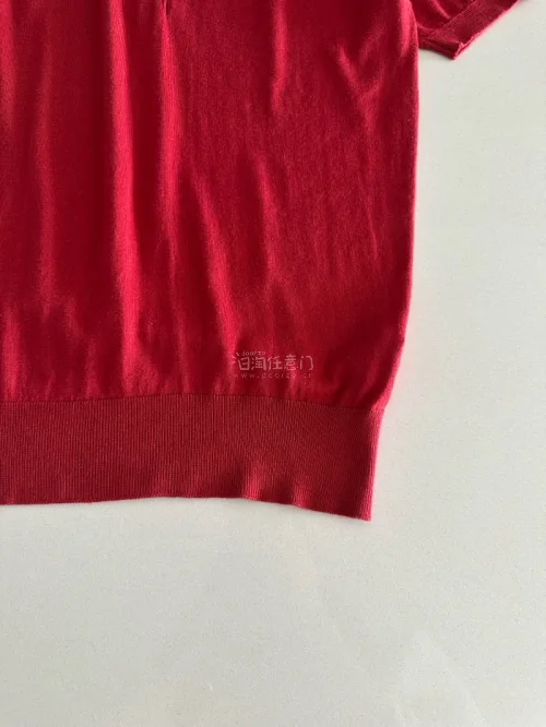 复古红Polo针织上身很好看，面料细腻轻薄，MH经典简约版型，颜色复古耐看。商品状态良好，交易过程愉快，很满意这次购入。