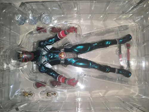 这次在任意门代购买的是万代和medicom toys一起出的rah假面骑士，老玩具皮套质感非常好，如真东西一般