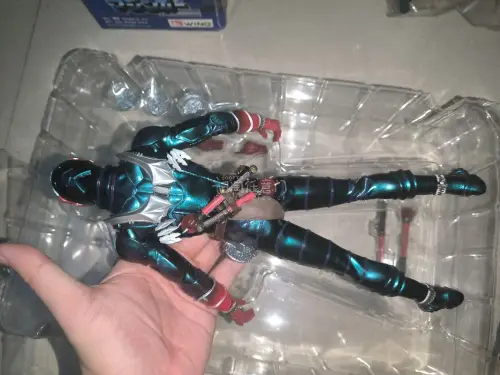 这次在任意门代购买的是万代和medicom toys一起出的rah假面骑士，老玩具皮套质感非常好，如真东西一般