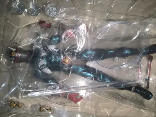 这次在任意门代购买的是万代和medicom toys一起出的rah假面骑士，老玩具皮套质感非常好，如真东西一般