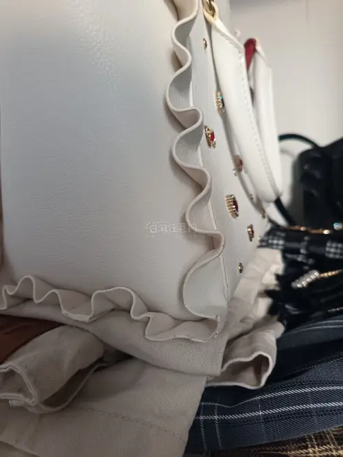 终于收到我心心念念的包了，这款在中国已经没有卖的了，所以我选择在挖煤姬找找，很幸运找到了，可惜的是商家并没有理会我的留言，但是这个价格购入还是很划算，物流耗时16天左右，还是挺快的。