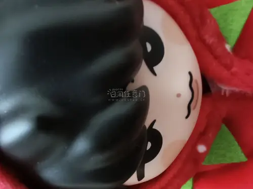 外盒完好无损，套上小斗篷更是萌的不行，宝宝你是一颗小草莓呀，买了两个真是太正确了，等我再买个素体换上就可以穿更多小衣服啦