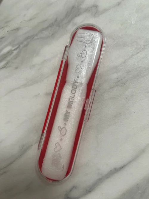 买到喜欢的美乐蒂中古叉子与小布袋，品相完好，实物很可爱。包裹打包严实，运输没有出现损坏，海淘体验很不错。卖家描述真实，商品细节到位，很喜欢这次收到的藏品，整体非常满意。