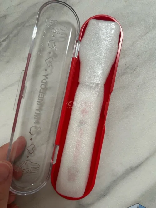 买到喜欢的美乐蒂中古叉子与小布袋，品相完好，实物很可爱。包裹打包严实，运输没有出现损坏，海淘体验很不错。卖家描述真实，商品细节到位，很喜欢这次收到的藏品，整体非常满意。