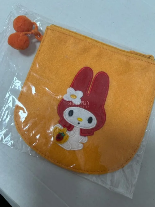 买到喜欢的美乐蒂中古叉子与小布袋，品相完好，实物很可爱。包裹打包严实，运输没有出现损坏，海淘体验很不错。卖家描述真实，商品细节到位，很喜欢这次收到的藏品，整体非常满意。