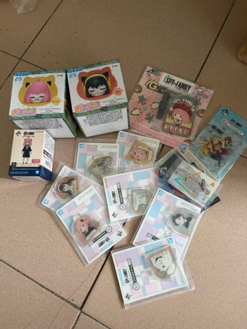 切了一箱子角落生物萌物好幸福～还有一些间谍过家家周边，外箱完好无破损，内容物也很好没有损坏，而且比我预计到的要快哦，不到一个月收到了，我还要继续使用挖煤姬哇咔咔咔