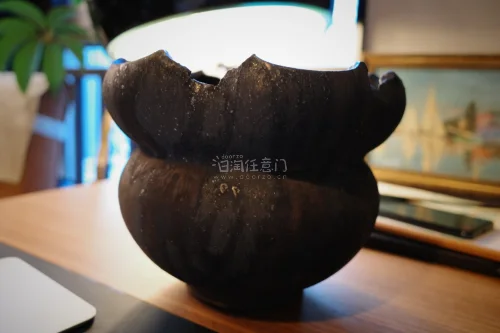 xhs上无比多的避坑挖煤姬。 搞得我有点忐忑。 这次挖煤姬邮寄香港，拿到包裹以后非常满意。
第一，外包装非常好，拿到时候外包装完整。
第二，内包装加固到位， 没有太多空隙。
第三，用料扎实， 泡沫很厚，不是国内快递的那种薄薄的泡沫。
总的来说，打包是很负责的。
很大...
