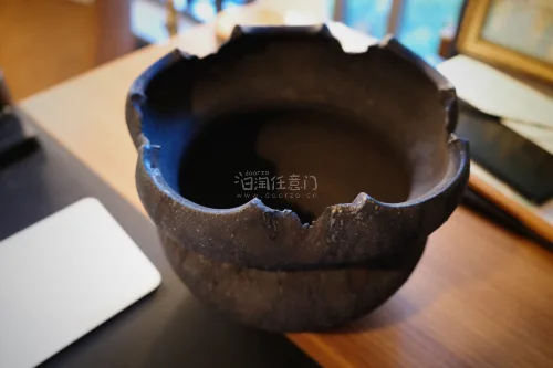 xhs上无比多的避坑挖煤姬。 搞得我有点忐忑。 这次挖煤姬邮寄香港，拿到包裹以后非常满意。
第一，外包装非常好，拿到时候外包装完整。
第二，内包装加固到位， 没有太多空隙。
第三，用料扎实， 泡沫很厚，不是国内快递的那种薄薄的泡沫。
总的来说，打包是很负责的。
很大...