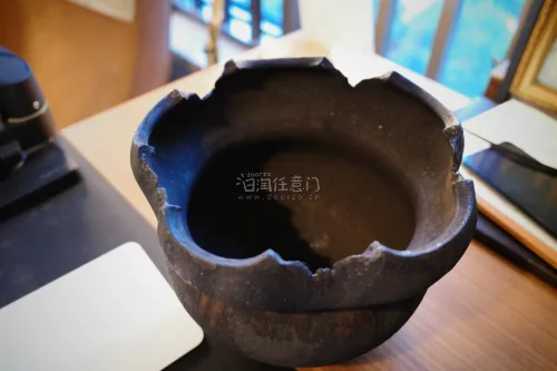 xhs上无比多的避坑挖煤姬。 搞得我有点忐忑。 这次挖煤姬邮寄香港，拿到包裹以后非常满意。
第一，外包装非常好，拿到时候外包装完整。
第二，内包装加固到位， 没有太多空隙。
第三，用料扎实， 泡沫很厚，不是国内快递的那种薄薄的泡沫。
总的来说，打包是很负责的。
很大...