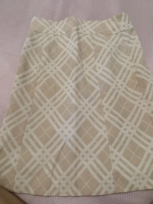 盼了好久，海淘的巴宝莉终于到货啦！拿到包裹那一刻心情超激动，小心翼翼拆开。那件巴宝莉衬衫就安静躺在盒子里，经典的格纹图案精致又大气，面料触感柔软顺滑，质感超棒。每一处走线都很工整，细节处理得十分到位，一眼就看出是高品质的东西。我迫不及待试穿了一下，版型特别合身，瞬间...