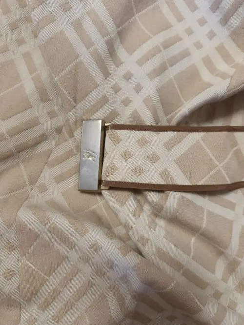 盼了好久，海淘的巴宝莉终于到货啦！拿到包裹那一刻心情超激动，小心翼翼拆开。那件巴宝莉衬衫就安静躺在盒子里，经典的格纹图案精致又大气，面料触感柔软顺滑，质感超棒。每一处走线都很工整，细节处理得十分到位，一眼就看出是高品质的东西。我迫不及待试穿了一下，版型特别合身，瞬间...
