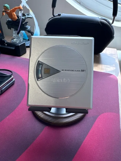?机型：Sharp MD-ST521
▪️2001年发布 单放MD随身听｜全金属银色外壳
▪️支持MDLP长时录音碟播放，自带数字X-Bass低音
▪️音质偏温暖厚实，解析优秀，流行、爵士适配度高
▪️背面按键设计，搭配原装大眼睛线控使用更佳

⚠️中古避坑：重点检...