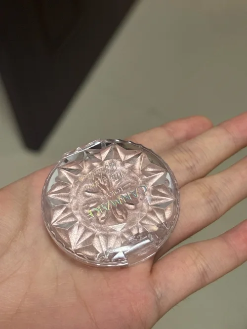 这次在挖煤姬海淘体验很不错，下单流程简单易懂，商品包装保护得很到位。收到的彩妆、小裙子还有包包成色都很满意，实物和图片描述基本一致。物流整体速度可以，客服响应及时，转运服务省心，海淘选这里很安心，后续还会继续回购。
