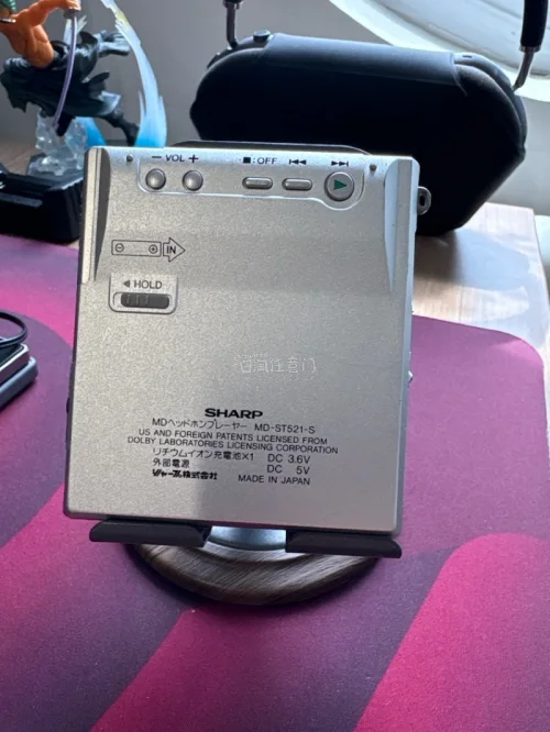 ?机型：Sharp MD-ST521
▪️2001年发布 单放MD随身听｜全金属银色外壳
▪️支持MDLP长时录音碟播放，自带数字X-Bass低音
▪️音质偏温暖厚实，解析优秀，流行、爵士适配度高
▪️背面按键设计，搭配原装大眼睛线控使用更佳

⚠️中古避坑：重点检...