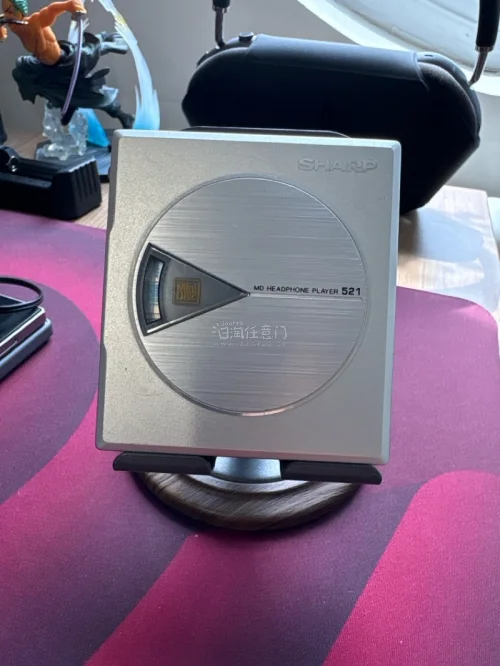 ?机型：Sharp MD-ST521
▪️2001年发布 单放MD随身听｜全金属银色外壳
▪️支持MDLP长时录音碟播放，自带数字X-Bass低音
▪️音质偏温暖厚实，解析优秀，流行、爵士适配度高
▪️背面按键设计，搭配原装大眼睛线控使用更佳

⚠️中古避坑：重点检...