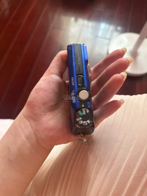 海淘购入蓝色与银灰色两款佳能复古CCD数码相机，老机器带着岁月的痕迹，外观很好看。经历海运漫长等待终于收到，平台打包稳妥。虽然是二手设备有使用痕迹，开机功能正常，很期待后续拍摄出好看的复古照片。