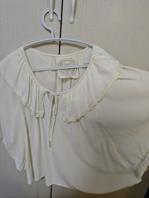 这次在挖煤姬买了好几件衣服，每件都很喜欢，其中这个上衣穿着很舒服，我很喜欢它，它是蝙蝠袖，袖子大大的，没有身材限制，料子也是很好的棉麻，领口设计很可爱，整体都是非常不错的，其他衣服也很美丽，物流也很快，好评好评！！！
