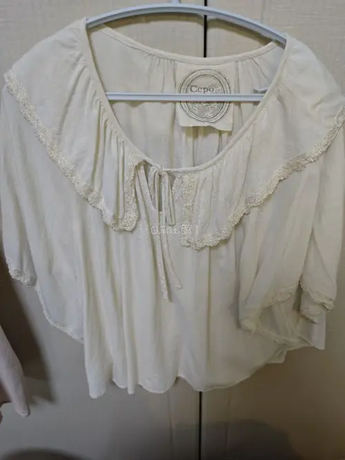 这次在挖煤姬买了好几件衣服，每件都很喜欢，其中这个上衣穿着很舒服，我很喜欢它，它是蝙蝠袖，袖子大大的，没有身材限制，料子也是很好的棉麻，领口设计很可爱，整体都是非常不错的，其他衣服也很美丽，物流也很快，好评好评！！！