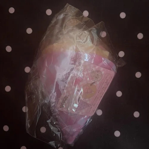 八月的快乐是挖煤姬给的！蹲了好久终于切到心心念念的霜奶仙可丽饼玩偶，圆满完成这次海淘，收到实物真的特别惊喜。
之前刷煤炉的时候一眼就被这个可丽饼造型戳中，粉粉甜甜的配色，把霜奶仙软乎乎的气质完全体现出来。收到拆开，是完好的全新状态，绒毛蓬松顺滑，可丽饼的纸质包装也没...