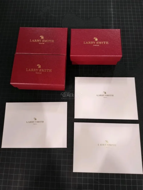 这条Larry Smith银项链到手太惊喜了，手工质感满满，银牌肌理自然复古，链条粗细恰到好处，上身后氛围感十足。包装全套齐全，盒子卡片都完好，品相很新。银饰上手温润耐看，印第安风格低调高级，做工精细没有毛刺，非常满意这次海淘购入，值得收藏佩戴！
