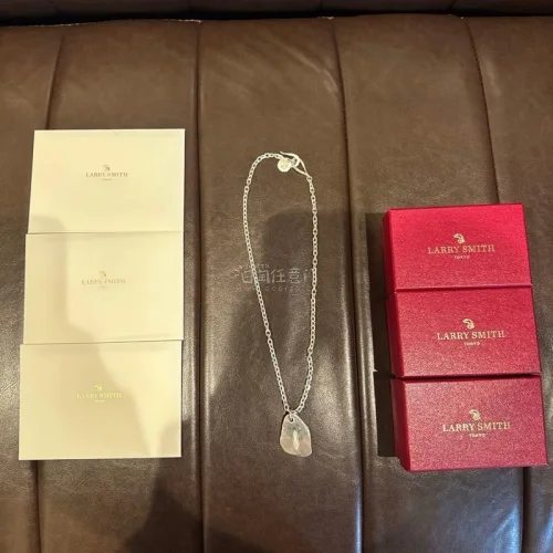 这条Larry Smith银项链到手太惊喜了，手工质感满满，银牌肌理自然复古，链条粗细恰到好处，上身后氛围感十足。包装全套齐全，盒子卡片都完好，品相很新。银饰上手温润耐看，印第安风格低调高级，做工精细没有毛刺，非常满意这次海淘购入，值得收藏佩戴！