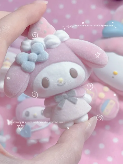 买到了超级萌的美乐蒂
基本上都是植绒的
质感摸上去软乎乎的，特别喜欢啊啊啊啊啊
粉调配色温柔又甜美，每一只的造型都各有巧思
每只的做工细节都很到位，看着心情都会变甜，很难不爱这种粉粉嫩嫩的小宝宝