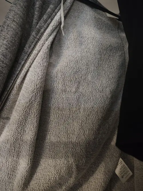 衣服状态超级好，嗯，送过来的时候，我就感觉这个衣服香香的，包装也非常好。邮政航空还是非常有质量保证的 运送的也很快 新手小白购买真的很友好 永远拥护