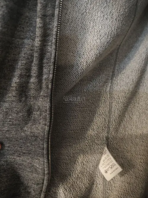 衣服状态超级好，嗯，送过来的时候，我就感觉这个衣服香香的，包装也非常好。邮政航空还是非常有质量保证的 运送的也很快 新手小白购买真的很友好 永远拥护